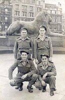 4 SAS devant Trafalgar Square, Londres