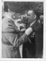 François Baconnais reçoit la Légion d'honneur des mains du Colonel Douchy