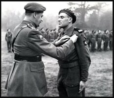 Décoration de la Military Cross en 1945 pour les services rendus au sein des SAS