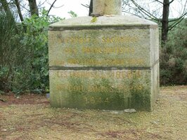 Socle de la Croix des parachutistes (Pinieux, Sérent, Bretagne)